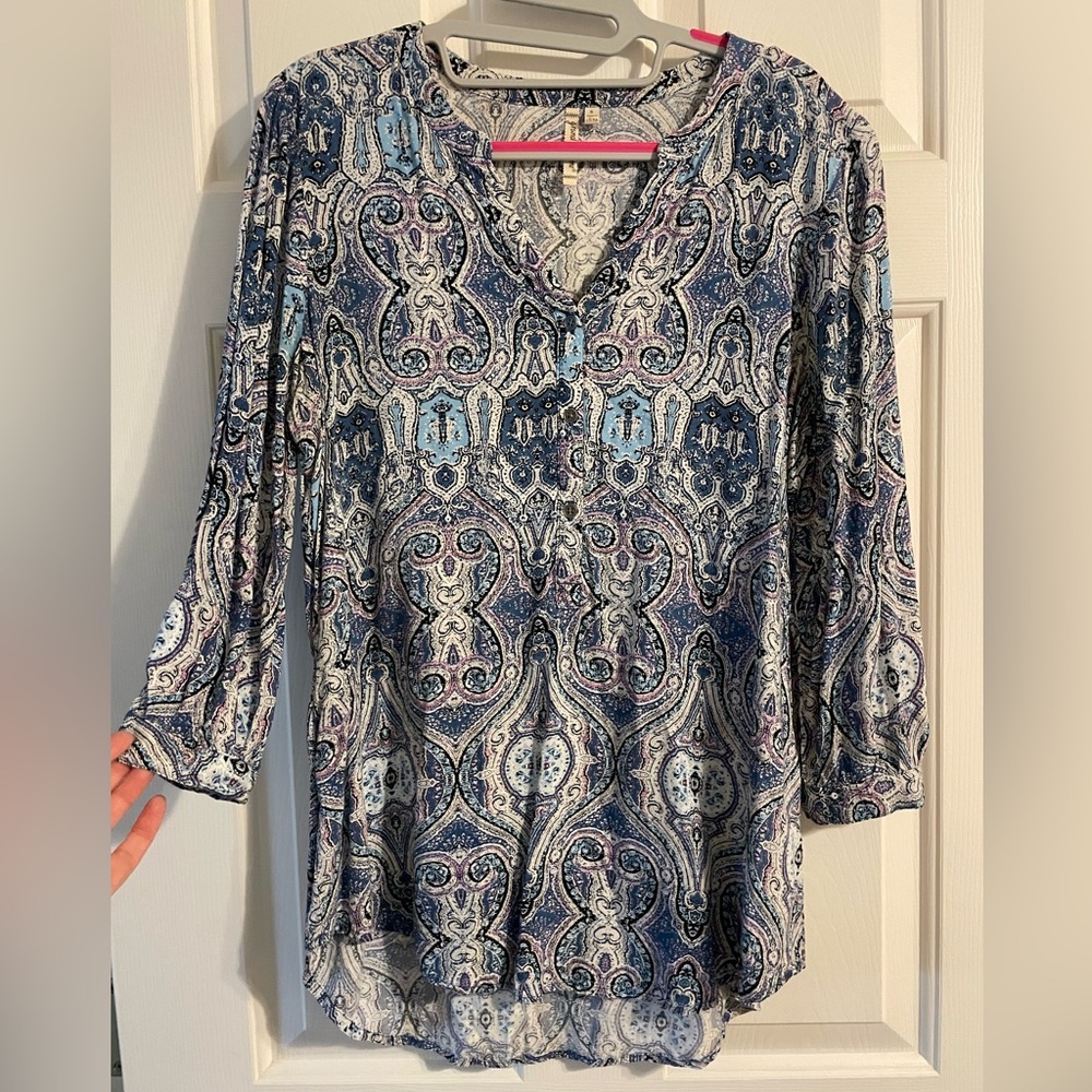 Medium Weight blouse. I’m a size 6 and 5’4”.